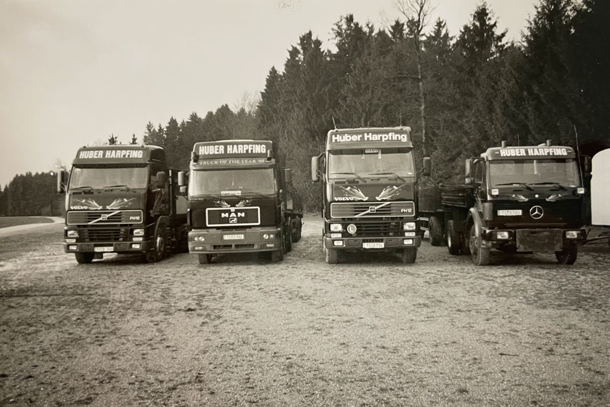 1995 – Die Flotte wächst - Fahrzeuge stehen am Ortsrand von Harpfing