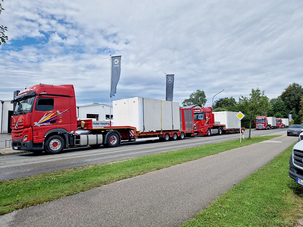 LKW-Konvoi auf der B304